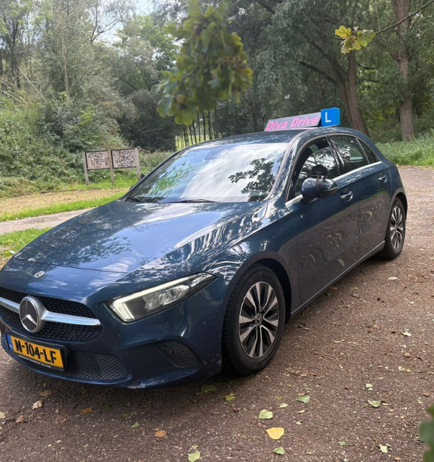 Lesauto van vrouwen rijschool Nieuwegein – Mercedes met L-bord